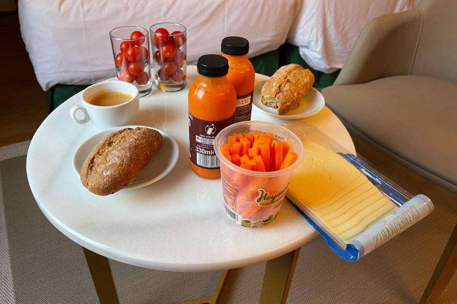 Spanisches Frühstück mit Tomaten, Gazpacho, Brötli, Rüebli und Käse